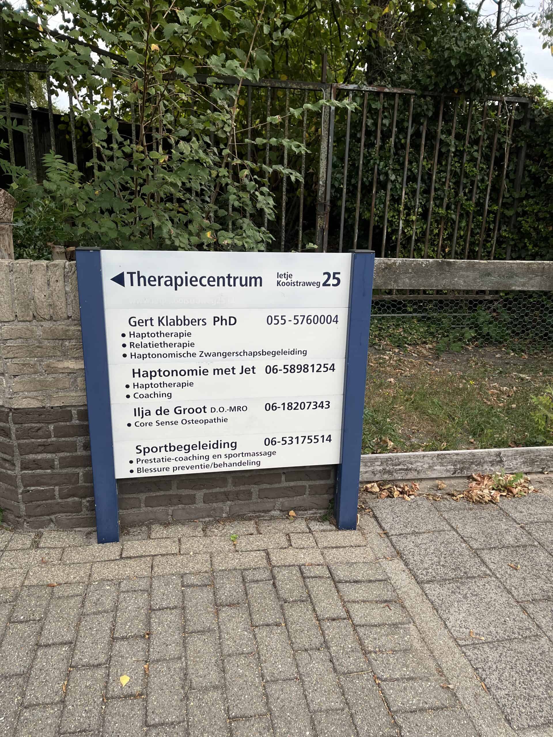 CoreSense Osteopathie Apeldoorn praktijk bord met contactinformatie