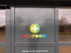 Ingang Medipoort met logo, locatie CoreSense Osteopathie Apeldoorn