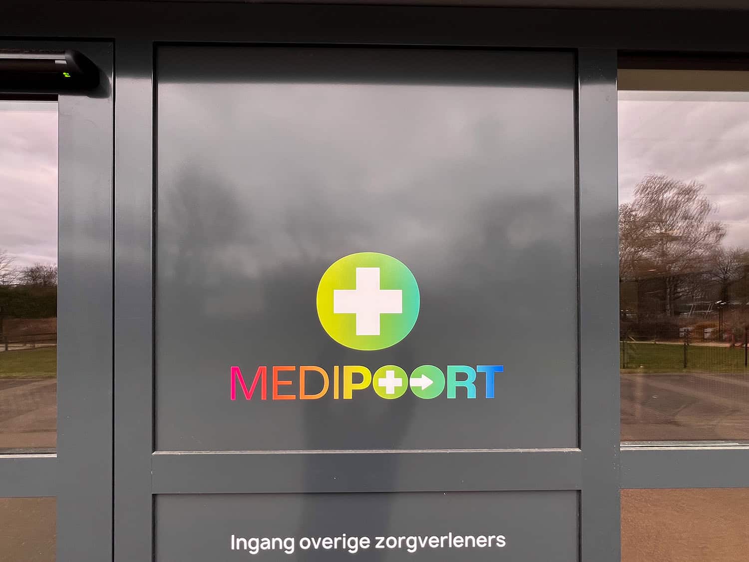 Ingang Medipoort met logo, locatie CoreSense Osteopathie Apeldoorn