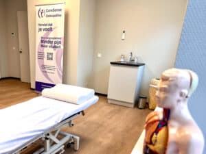 Behandelkamer CoreSense Osteopathie Apeldoorn met anatomisch model